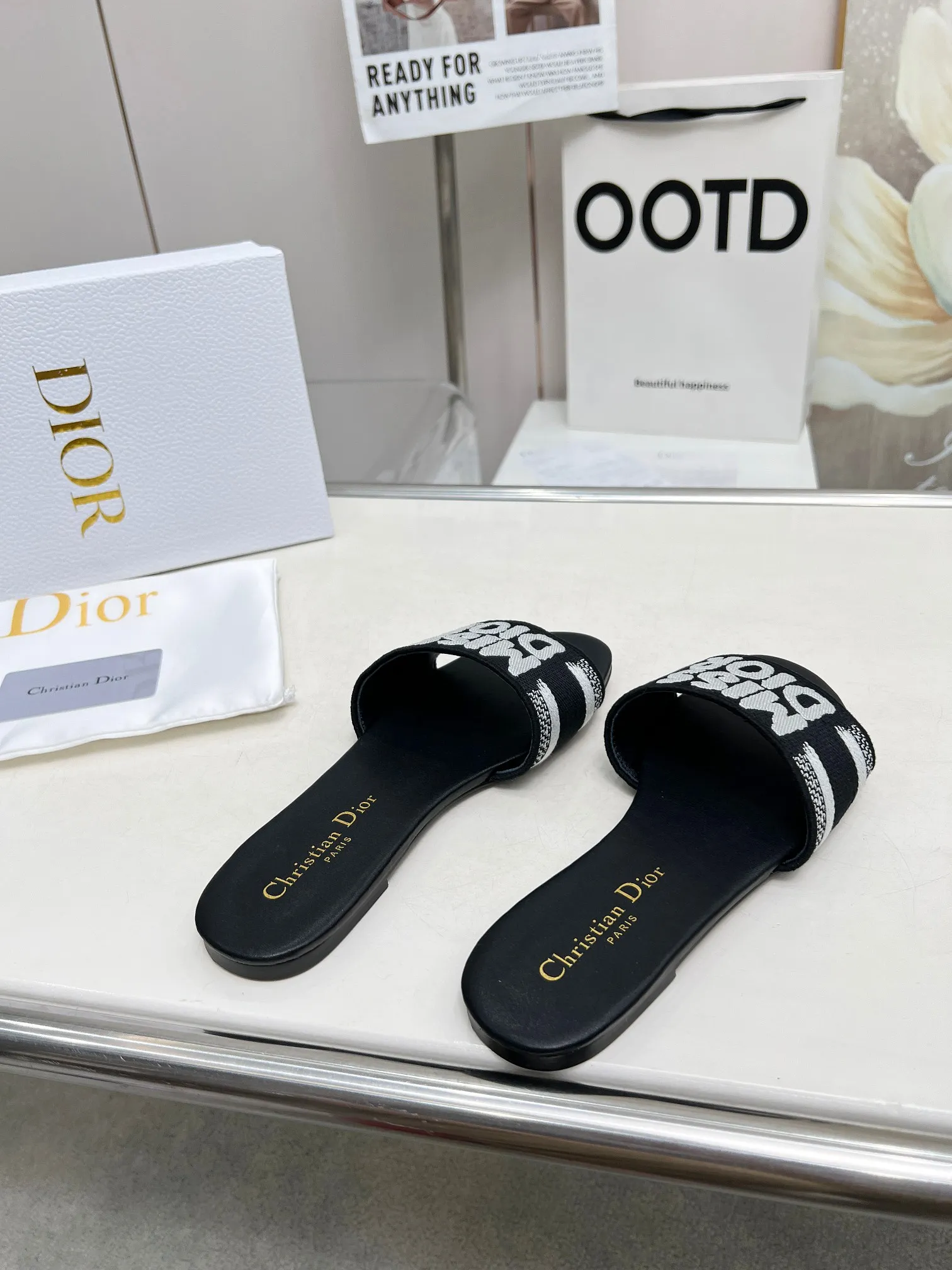 👟👟Ex-factory price 300👟👟 •Dior women's presbyopic embroidered leather-soled slippers Christian Dior has always been synonymous with magnificence and elegance, and has always been at the top of the fashion world👍 What is particularly worth mentioning is: the embroidered ✨ pattern on the sole, which reproduces one of the cherished symbols of Christian Dior✅More than a hundred colors to choose from ◽️️Upper: selected top-quality embroidered cotton ◽️Inner lining: imported sheepskin ◽Number 35-40 (41.42.43 customized)